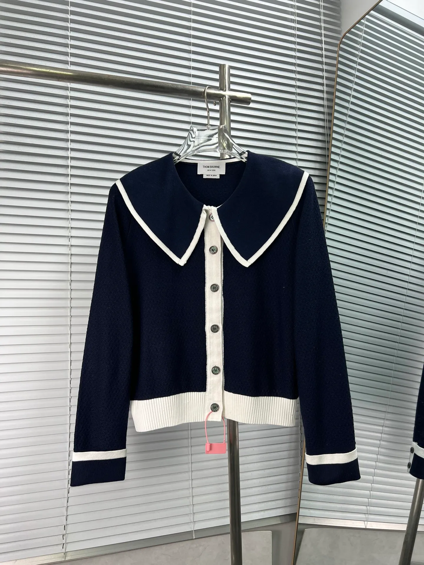 THOM BROWNE 📍𝐂𝐨𝐥𝐨𝐮𝐫 ：Navy Blue🆚White 📍𝐒𝐢𝐳𝐞Size：0.1.2（S.M.L.） 📍𝐃𝐞𝐭𝐚𝐢𝐥 ： ， 16 ， ， ， 。